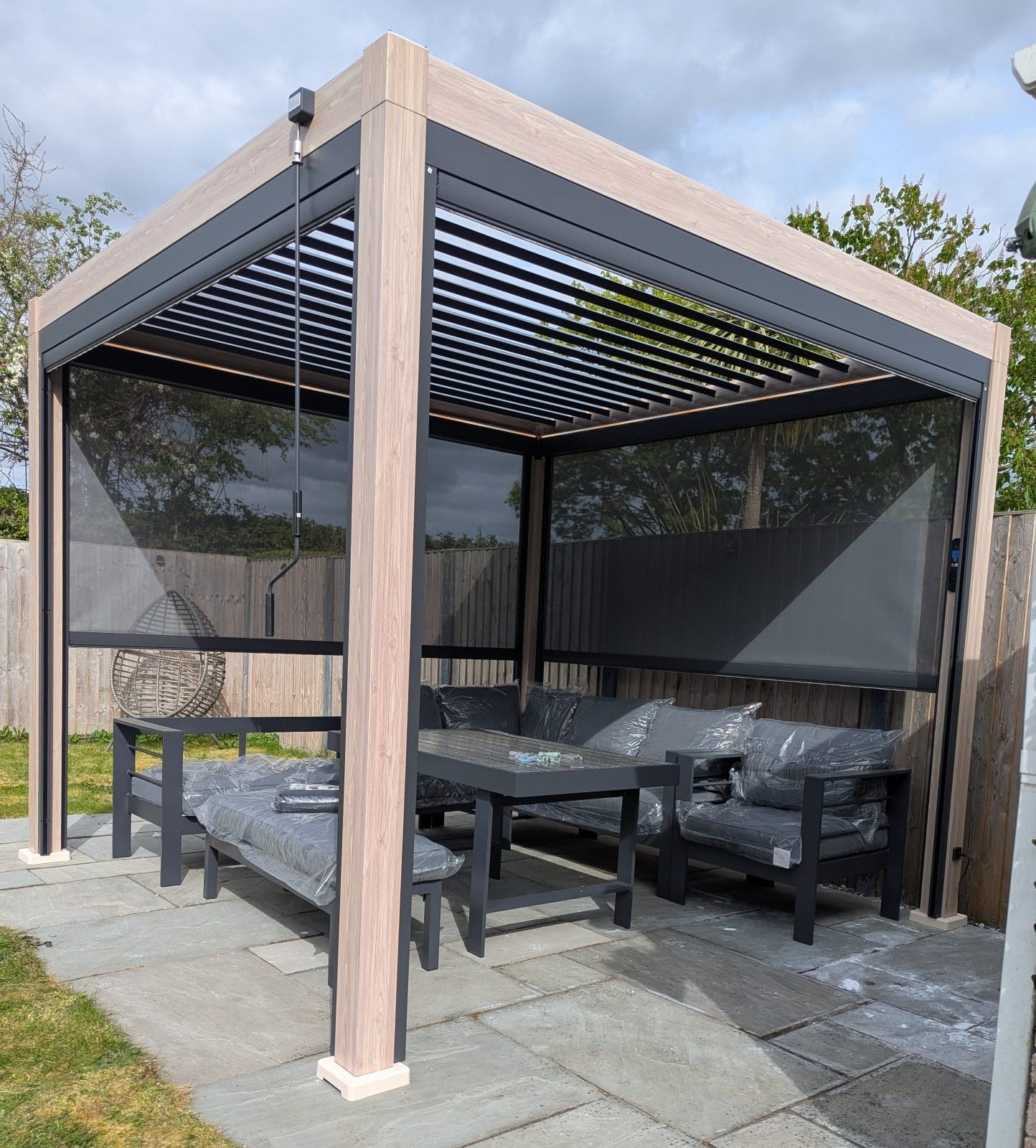LuxShade™ 3×3m Aluminium Pergola – LEDs, Double-Layer Louvres & 3 Windscreens - Oak Effect